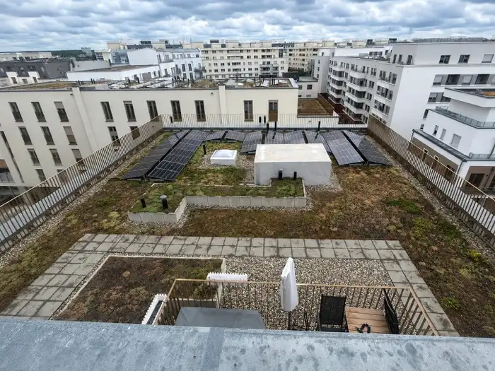 Gereinigte Dachterrasse mit Kiesfläche und Platten
