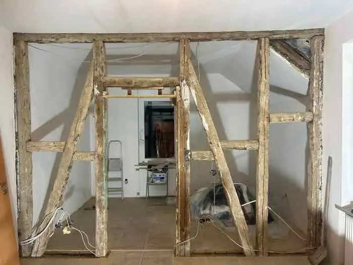 Freigelegte Wandkonstruktion nach vorbereitetem Rückbau